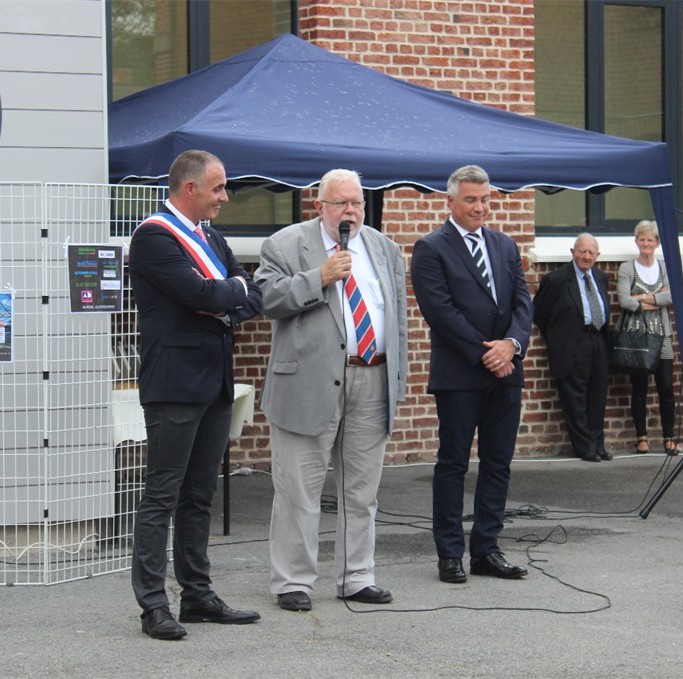 Jean Pierre Decool le député du Nord entouré de Didier Joveniaux et Christophe Dassonville lors dr l'inauguration de la nouvelle école Georges Pamart, l'école du futur, à Quérénaing.