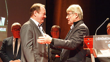 Michel Lefebvre, maire de Douchy-les-Mines, remet une médaille d'or du travail