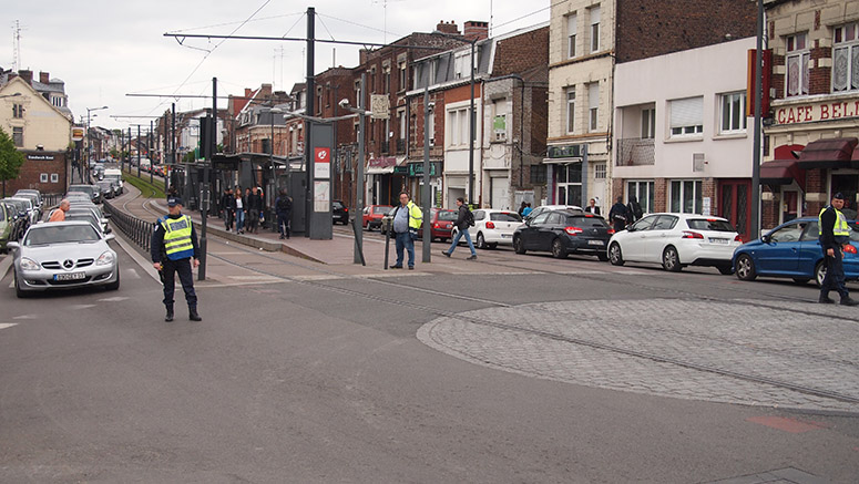 Rond point devant le lycée de l'Escaut avec 4 agents municipaux